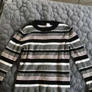 Randig tröja med reflat material - Randig tröja med reflat material från H&m fräsch