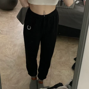 Vanliga svarta mjukis byxor  - Svara mjukis byxor som jag säljer då jag har många mjukis byxor,det är inget fel på dom och dom är ganska så tunna så sköna att ha nu till våren