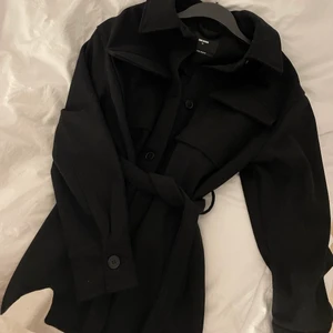 Svart kappa - Säljer denna jätte fina svarta kappa från bikbok då den är för lång för mig. Storleken är M och den är aldrig använd❣️ Säljer den för 300 💓 Bara att höra av sig vid frågor eller fler bilder.