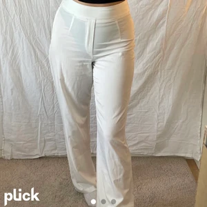 Kostymbyxor från bikbok - Säljer mina vita kostymbyxor eftersom jag inte tycker om hur dom sitter på mig, (för stora). Dom är till viss del genomskinliga men inte om man använder beiga trosor! Skönt material och väldigt luftiga. Perfekt till sommaren. Endast använda 1 gång. (Första bilden är lånad!)