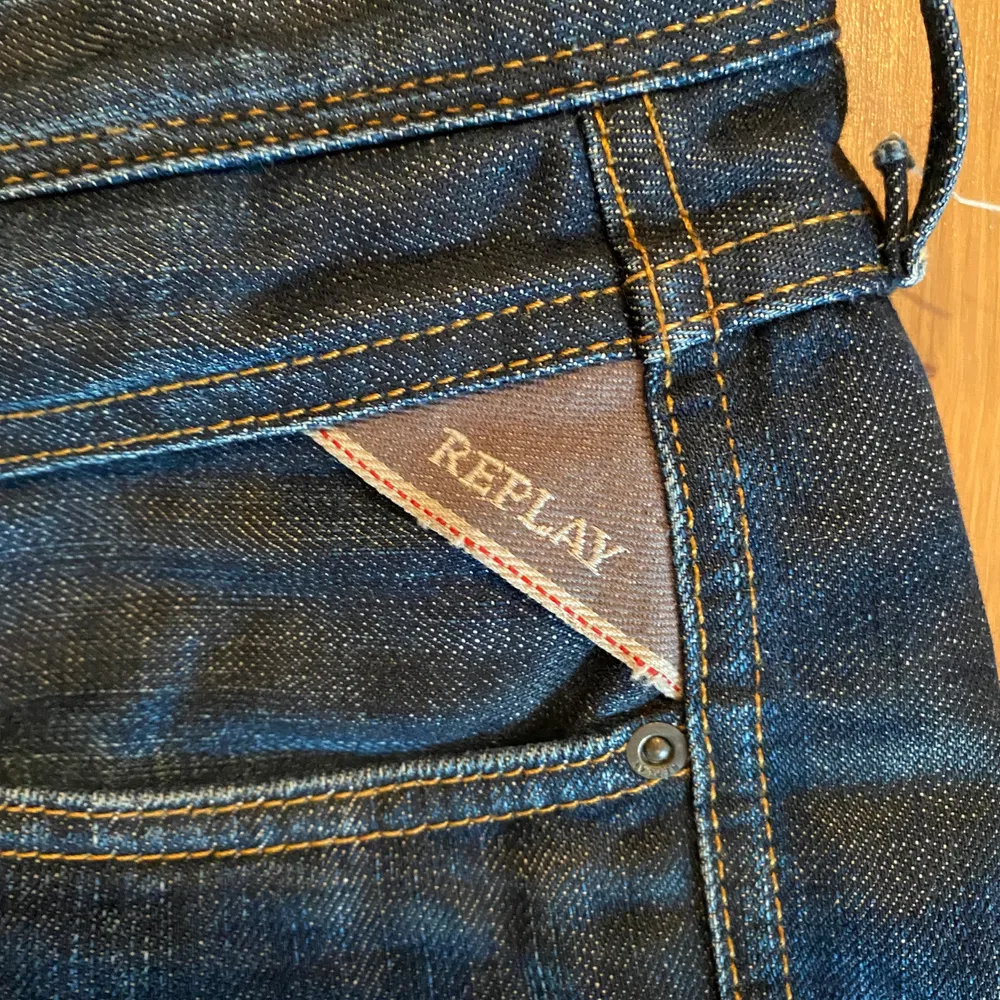 Jag säljer ett par Replay jeans som är i bra skick och köpa på second hand men som jag inte har fått någon användning av!   Storleken är 32 i Waits och 34 i length och passar någon med storlek 38/40 i byxor. Frakten ingår i priset:). Jeans & Byxor.