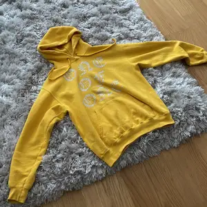 One of one hoodie i riktigt fint skick storlek M använd 3 gånger tvättad 1 gång