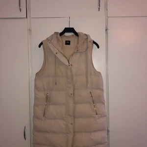 Väst från zara  - Superfin väst från zara använt den typ ungefär 2 gånger. Säljer den pågrund av att de inte min stil längre