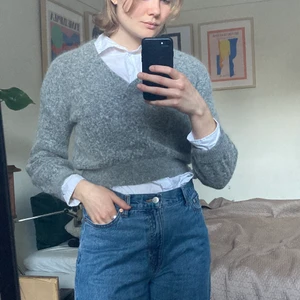 Mohairtröja  - Jättemjuk tröja i 32% mohair (se material på sista bilden). Från Ivyrevel. Märkt S men jag skulle säga XS, passar fint över en skjorta som på bilden. Behöver komma till ett hem där den inte ligger längst in i garderoben! ✨PRIS INKLUSIVE FRAKT✨