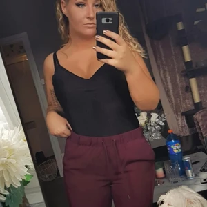 Ribbad body - Ribbad body i "silke" med lite spets vid urringningen. Scrunchen vid urringningen har gett med sig lite (se sista bilden). Ser dock fortfarande fin ut på 🖤 (Frakt/porto kan diskuteras)