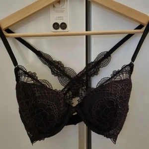 Spetsbh - Spetsbh med korsade axelband i ryggen. Endast är använd 1 gång pga fel storlek 🖤  (Frakt/porto kan diskuteras)