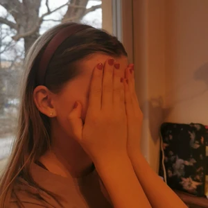 Mörk rött diadem - Vi säljer detta fina diademet från Åhléns den kostade 200 när vi köpte den,priset kan diskuteras, köparen står för frakten. Skriv för fler bilder.