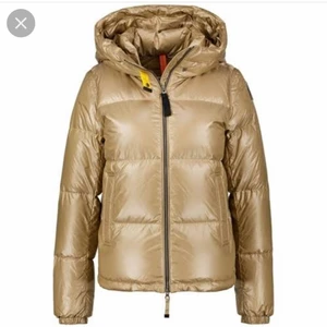 ÄKTA Parajumper jacka i nyskick!💛 - Säljer nu min parajumer jacka (äkta och kvitton kan jag skicka som bevis). Köpt för 7200kr på thernlunds i Nacka. Säljer vid ett bra bud och egna bilder kan fixas! 