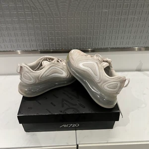Nike air max 720 - Säljer mina 720 då dem inte passar mig längre. 