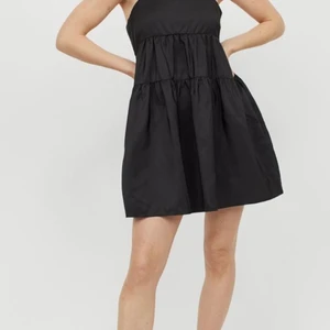 Svart klänning  - Svart jätte söt klänning från HM ❤️ möts upp i stan annars står köpte för frakten ❤️