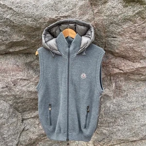 Moncler Down Cardigan - En riktigt snygg väst som säljes eftersom den är för liten, den är L och sitter lite tajt på mig som är 190