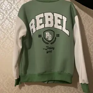 Green Varsity Jacket never wore it, not my style, bought for 800kr selling for 599kr