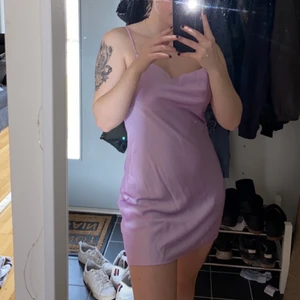 Ljuslila klänning - En simpel men snygg ljuslila klänning! Aldrig använt, köpt på Gina, lapp finns kvar. 