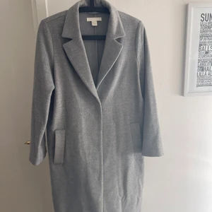 Kappa  - En grå tunn höst/vår kappa i färgen grå. Använd ett fåtal tillfällen, men är i väldigt bra skick. Finns 2 fickor 