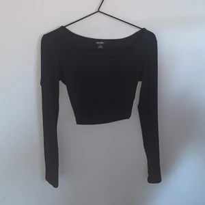 Svart tröja - Denna tröjan är endast använd 1 gång, men är som helt ny. Den är i storlek S men skulle säga att den är mer som en XS. Jätte mjukt material.