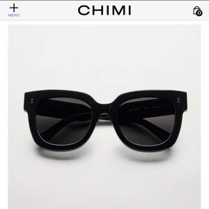 Säljer dessa jättefina solglasögon från CHIMI EYEWEAR i modellen 08 och färgen svart, helt oanvända, nyskick. Köpte för 1200kr säljer för 800+frakt❤️ Både fodral, påse och rengöringsduk följer med😊