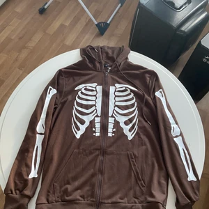 Snygg hoodie  - Säljer en fet hoodie som va för liten för mig, storlek L men passar som S och M 