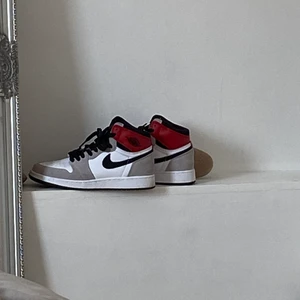 Jordan high light smoke grey  - Säljer mina älskade Jordan light smoke grey high då som ej kommer till anvönding🥲 superfint skick och inte använd mycket, inte heller creasade! Köpte i Gbg för 3200kr och säljer för 1249! Pris kan diskuteras vid snabb affär❤️ har äkta box kvar !!!