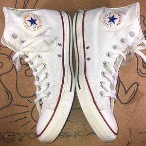  Converse  - Tja! Dessa skor är något stora för mig. Dom är i storlek 44 men passar nog im man har 43 eller lite större✨lika fräscha som dom ser ut på bilden! Checka gärna mina andra annonser🙌