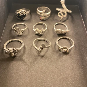 Ringar  - Massa olika ringar i alla möjliga former och i olika storlekar men i mesta dels storlek S/M , 5kr styck eller allihop för 70kr ( alla är inprecip oanvända )