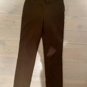 Grön bruna Chinos från zara - Chinos från zara i gen brun färg. Dragkedja på sidan 