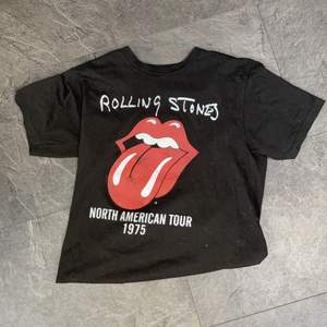 Svart Rolling Stones tröja från Target i bra skick som tyvärr inte används längre