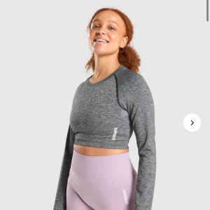 Gymshark crop top - Crop top från gymshark i storlek small, endast använd ett par gånger så i bra skick! 🦋 tveka inte att höra av er vid funderingar eller intresse 💕 nypris 399kr, frakt på ca 60kr tillkommer!