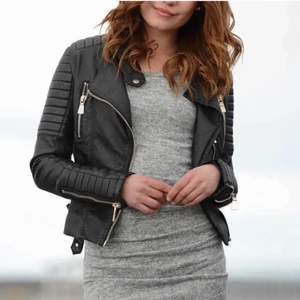 Skinnjacka Chiquelle - Super fin svart skinnjacka från Chiquelle. Aldrig använd då det inte är min stil. Passar bra till våren. Köpt för 699kr. Slutsåld. Kan skickas med spårbar frakt.