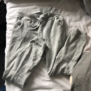 Grå mjukisbyxor  - Vanliga grå mjukis byxor från lager 157. Storlek 160 (sitter som xs). Endast testade 1 gång. Kontakta mig vid frågor eller intresse. Pris går att diskutera!!