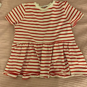 Randig topp från Zara - Säljer denna fina topp från zara då den aldrig kommer till andväning!💋storklek S. Säljer för 80 kr 