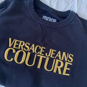 Säljer min Versace couture tröja i storlek xs. Använd 2ggr. Felfri. Som ny. Köpt för 2199kr. Tröjan är för damer men jag tycker det hade passat män också. 