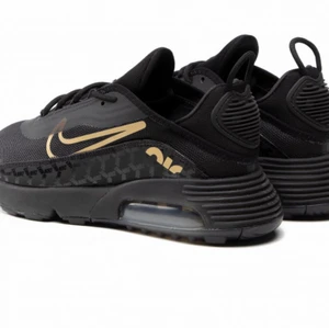 Nike air Max 2090 - Dom här skorna är inte använda bara 1 gång hel nya ingen hål inget. dom var små därför säljer jag dom men ingen kartong 