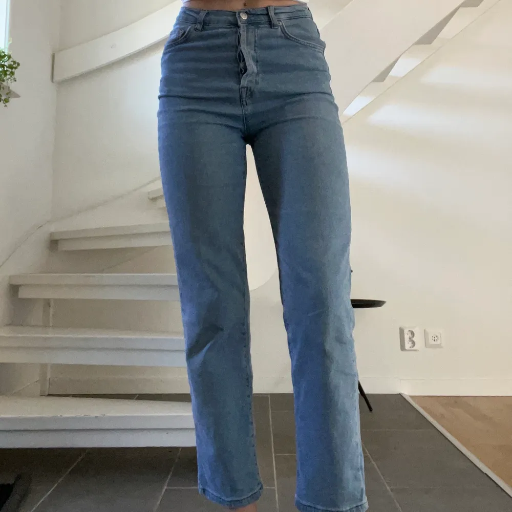 Ett par ljusblåa jeans från NAKD som är väldigt stretchiga och sköna. Storlek 36 men är ganska korta i benen för mig som är 175cm. Somsagt väldigt stretchiga, så passar nog större storlekar än 36.. Jeans & Byxor.