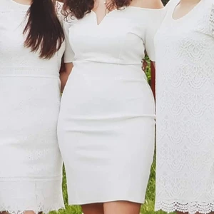 Figurnära klänning - En figurnära klänning som går till knäna (jag är 177cm). Köpt från veromoda i strl L. Perfekt till student eller liknande. Köpare står för frakt eller träffas I Stockholmsområdet. 