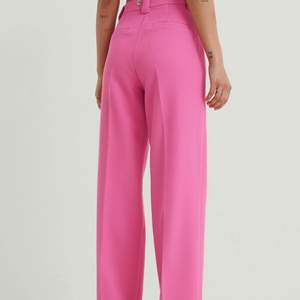 Säljer dessa as coola rosa byxor som jag aldrig använt💗💗💗 storlek 36 från NA-KD💖💜💛 som sagt helt oanvända då de inte riktigt min stil:( ( Skicka om ni är intresserade och vill ha fler bilder)