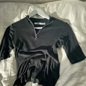 En ribbstickad t-shirt i ett skönt lite tunnare matrial🤍 Har knappt kommit till användning!