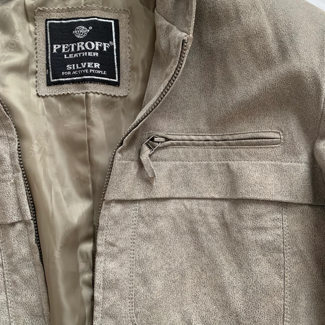 Ljus skinnjacka  - 91