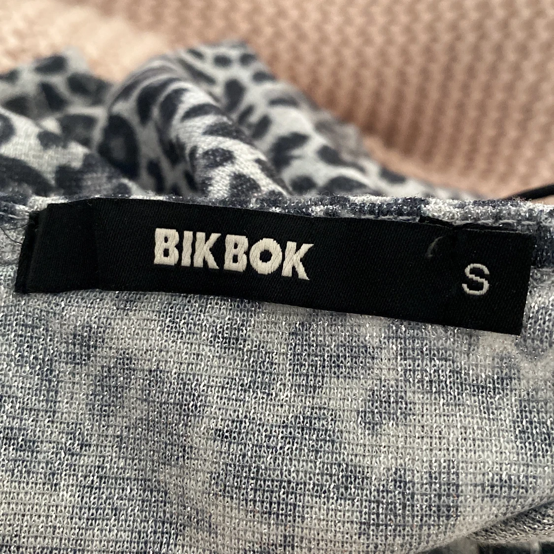 Glittrigt leopardmönstrat linne - 91