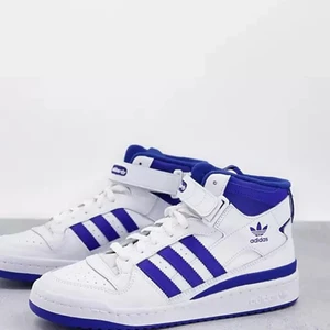 Adidas skor  - Jag säljer dessa adidas skorna som jag endast använt 2/3 gånger. Använder de knappt och därav säljer jag dem. Super fint skick och återigen, knappt använda. Org pris 1200kr