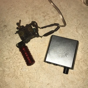 Tattoeringsmaskin - Bra skick, andvänd men fu gerar som vanligt, du får med svart färg om man vill.