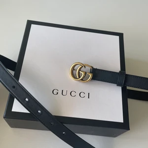 Gucciskärp - Artn: 409417 strl: 80 Äkta Gucci, aldrig använt då det är för stort för mig! Passar till folk i storlekarna S-M. Nypris 3901kr på guccis hemsida! Dustbag och box medföljer!