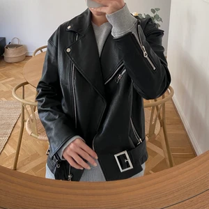 Oversized Skinnjacka - Oversized skinnjack från NA-KD 🌼 Superfin boxig passform. Använd men ingenting att anmärka på, tagit bort två spännen på axlarna men annars som köpt. Storlek 36 men passar alla från 34-38.