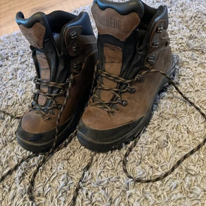 Vandringskängor - Urberg vandringskängor i nyskick, endast provade. Köpta på outnorth.