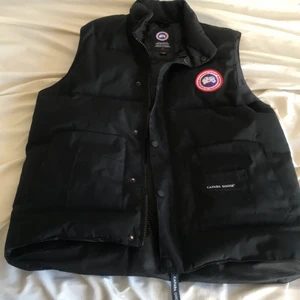 Canada goose väst  - Säljer min Canada goose väst, använd några gånger Den är i storleken L men passar även som M