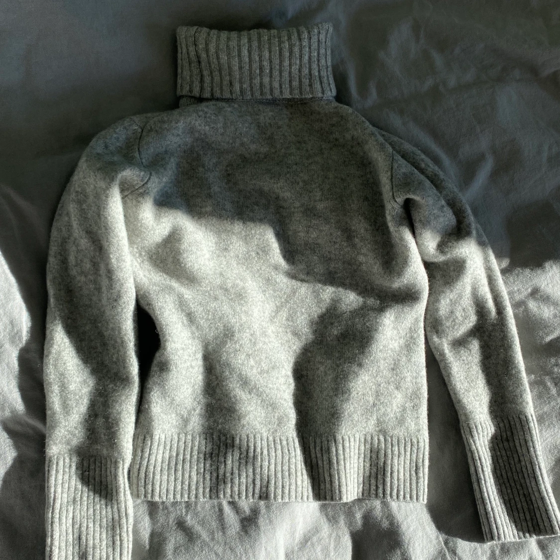Grå stickad polotröja - 90
