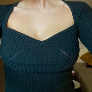 Svart stickad - Supersnygg och trendig som passar till allt❤️ stl XS men är lång i armarna så passar nog en S också!! Spegeln som är smutsig på sista bilden💋