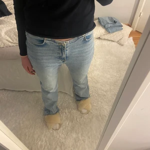 Jeans - FÖRST TILL KVARN! Så sjukt snygga low waist jeans från h&m passar så bra nu till våren💕💕 Jag är 175 och de passar super bra på mig💕💕💕