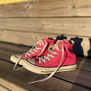 Våriga Converse till salu💓💗 👟 - Typ helt oanvända. Om du är intresserad, kom privat då jag är osäker på frakt pris 📦 köpare står för frakt💓💗