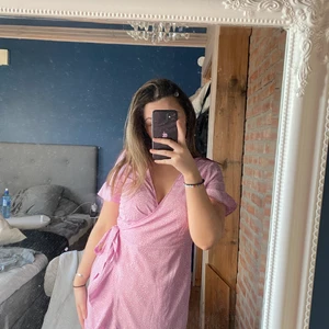 Somrig klänning!  - Denna klänningen köpte jag på veromoda i somras, den är oanvänd bara testad! Den är i storlek s men den går och spänna åt hur löst eller hårt man vill då den sitter ihop med bandet som ni ser på sidan! Köpt för 450 kroner men mitt pris blir ändast 250kr + frakt, kan eventuellt gå ner lite vid en snabb affär!