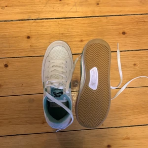 Nike SB Skor 36 - Använda en gång. Vita med benvit mocka. Mintgröna detaljer. Storlek 36.